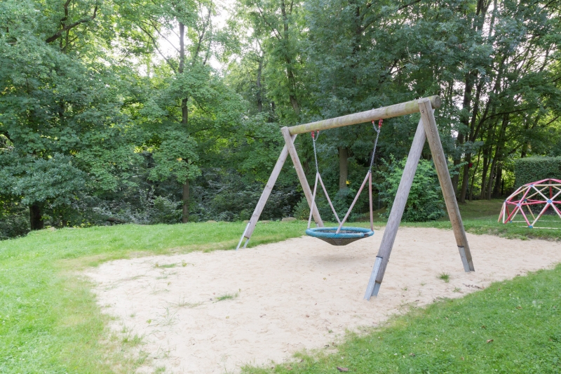 Nestschaukel und ein mobiles Klettergerüst auf dem hinteren Grundstück