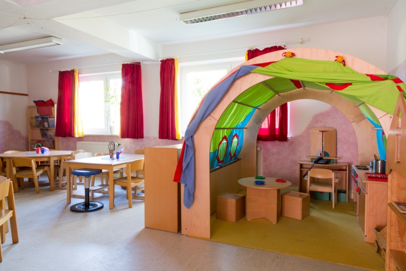 Gruppenraum mit Kinderküche im Spielhaus
