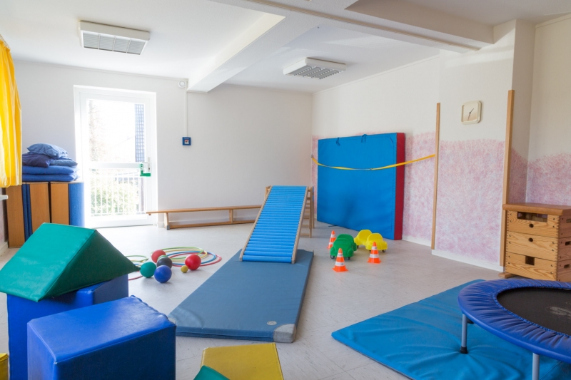 Eine Rollenrutsche, Mini-Trampolin, diverse Turnmatten und weiteres Spielmaterial stehen im Mehrzweckraum zur Verfügung