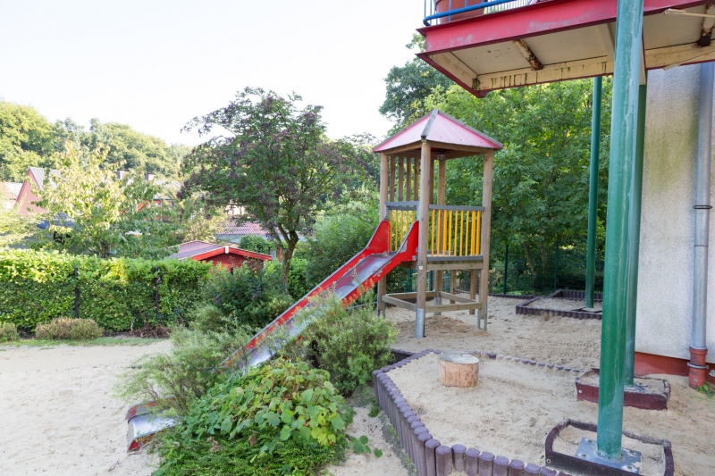 Turm mit Rutsche und Teil des Sandbereiches