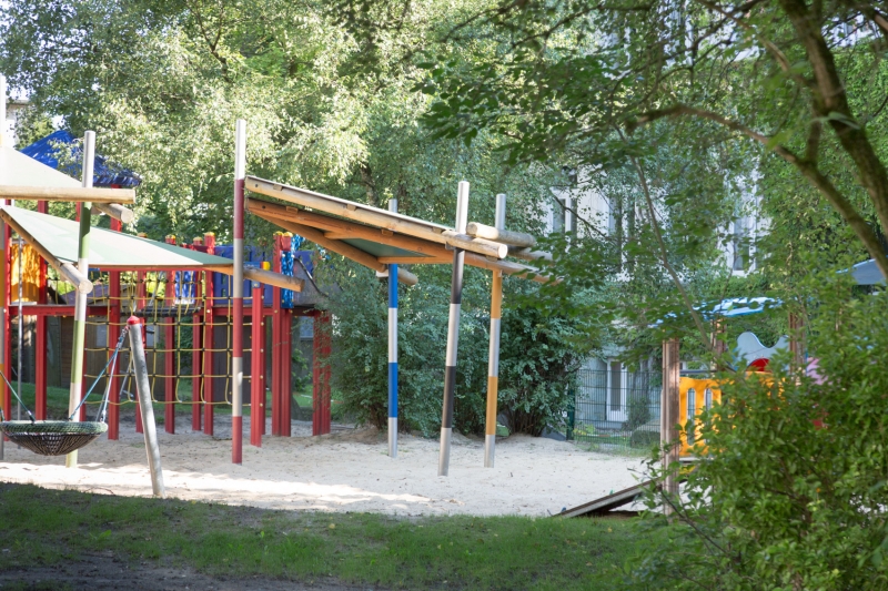 Das große Spielgerät mit Rutsche und Kletterwand.