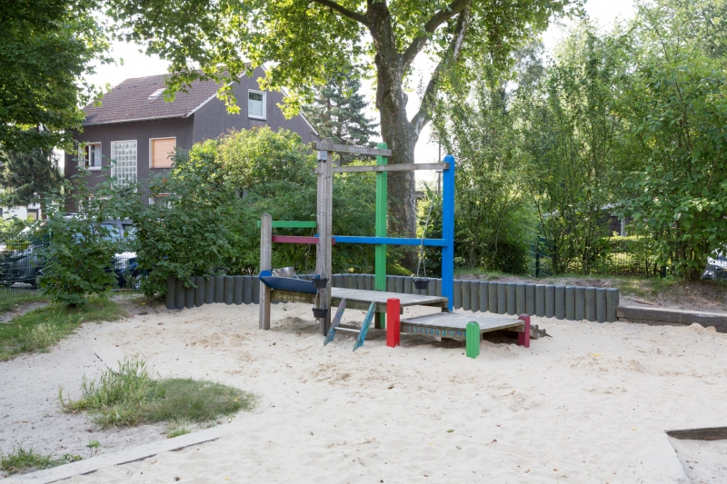 Unsere Sandbaustelle. Den Kindern stehen unterschiedliche Spielutensilien, wie Fahrzeuge, Sandspielzeug etc. zur Verfügung.