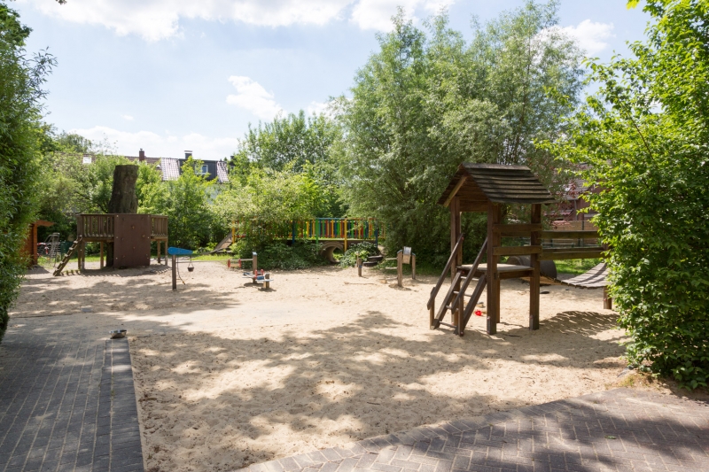 Der große Sandbereich bietet den Kindern die Möglichkeit riesige Sandburgen zu bauen.