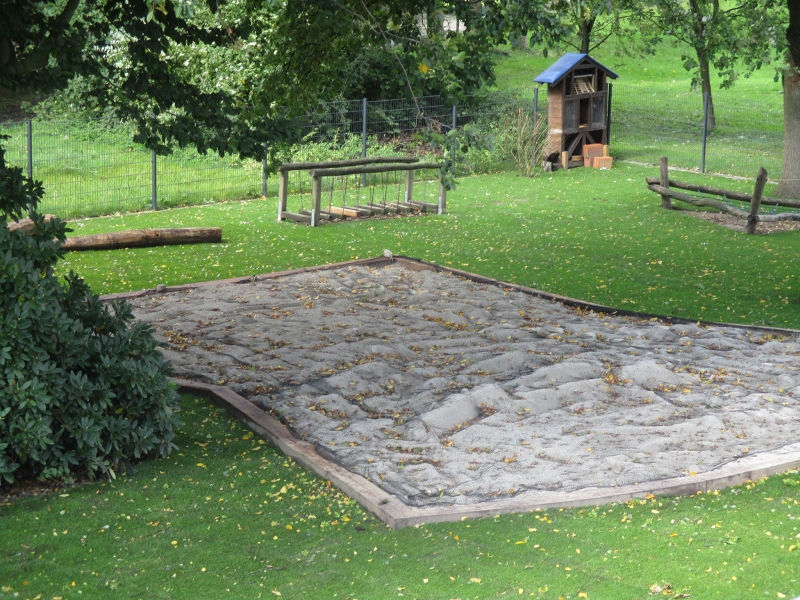 Das Außengelände ist großzügig angelegt. Z.B. mit einem 100 Quadratmeter großen Sandkasten und einer Kletterlandschaft.