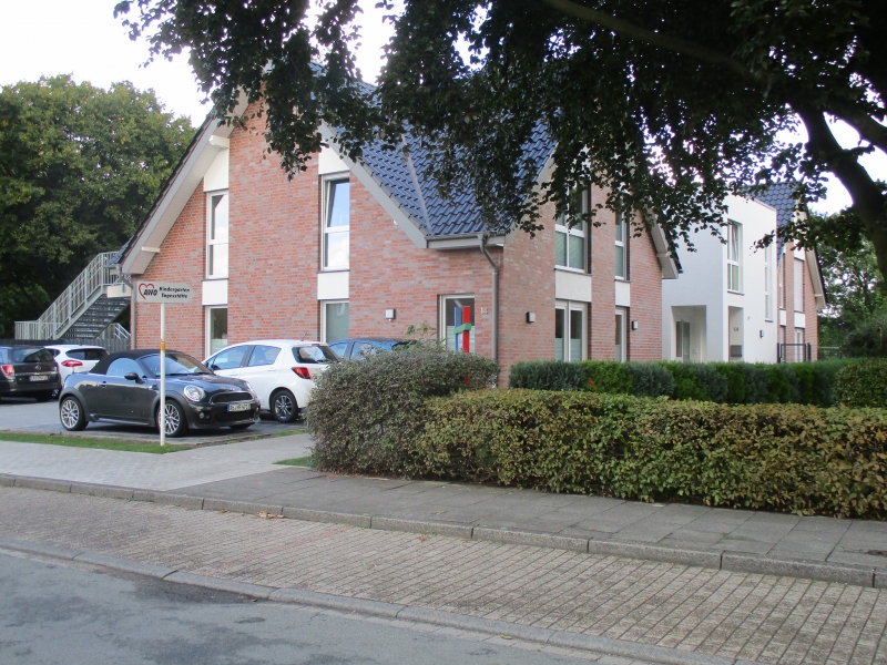 Unser Kindergarten liegt in einer verkehrsberuhigten Zone umgeben von einem Park, in der nähe eines Wäldchen mit Bachlauf und dem Kanal.