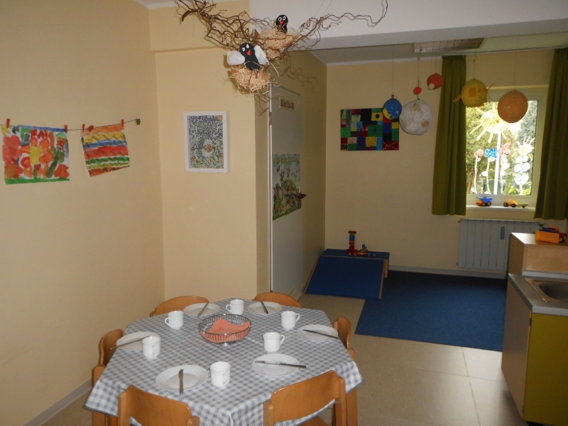 Frühstückstisch und Bau- und Konstruktionsbereich im Hintergrund