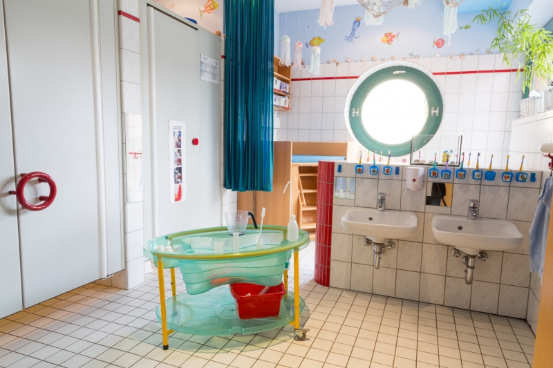 Der Waschraum....neben dem Toilettengang, dem Wickeln und dem Zähne putzen, wird der Raum durch einen Wasser-Matschtisch ergänzt. Weiteres unter Innen und Außen