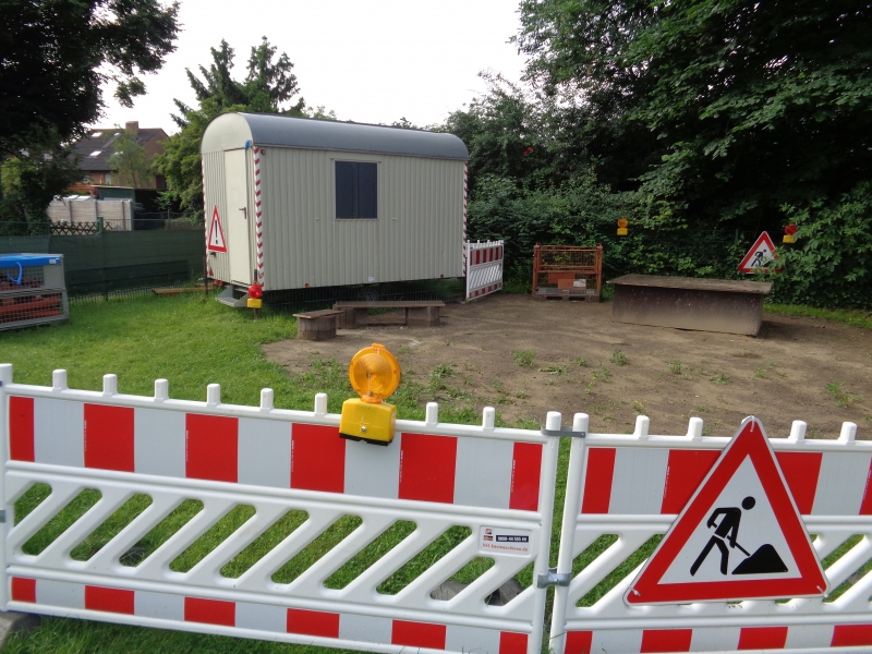 Unser Baustellenbereich auf dem Außengelände. Hier steht ein richtiger Bauwagen mit Echtmaterial zur Verfügung. Auch der Werktisch wird gerne genutzt. Weiter Infos unter Innen/Außen