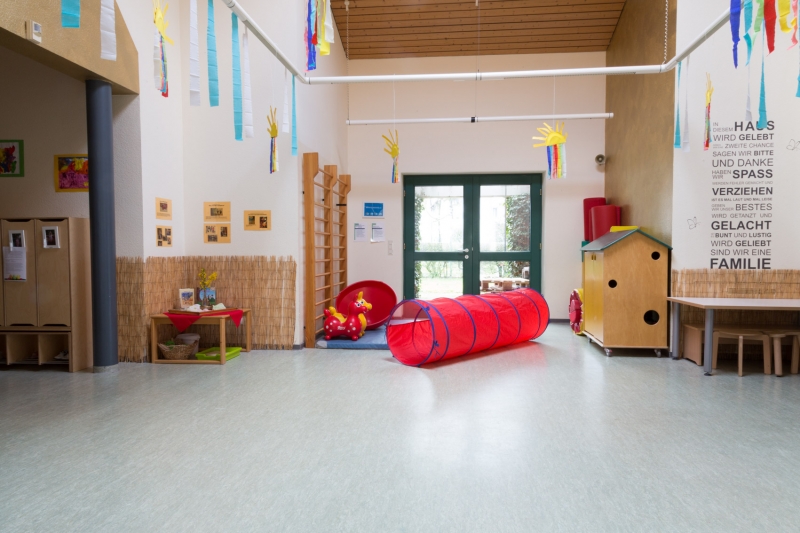 Die Bewegungshalle gibt den Kindern Platz zum Spielen und Toben. Auch unser Morgenkreis zur Begrüßung um 9.00 Uhr wird hier abgehalten. Weitere Details finden Sie unter Innen und Außen.