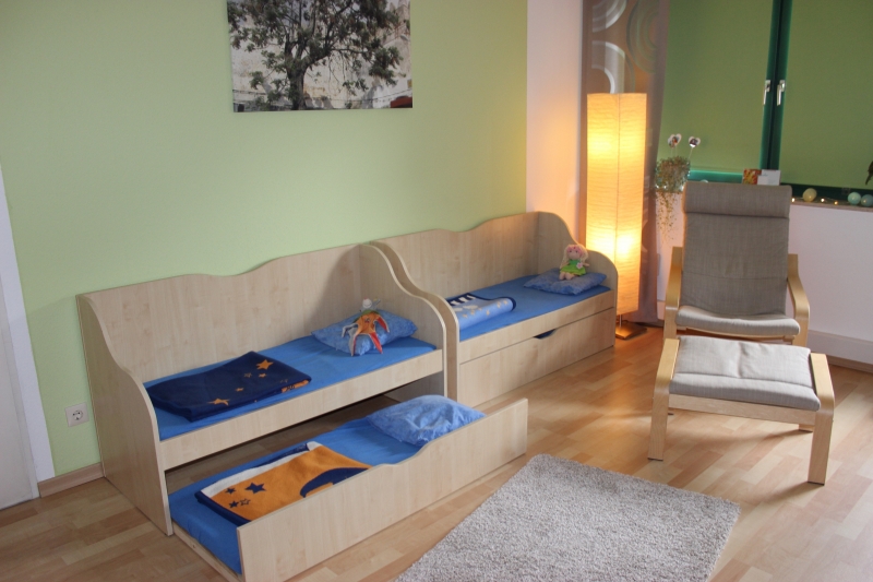 Ein Ausschnitt aus dem Schlafraum der Kinder.
 Jedes Kind bekommt eine eigene Decke, ein Kopfkissen und ein Laken. Natürlich darf ein Kuscheltier des Kindes und/oder ein Schnuller nicht fehl