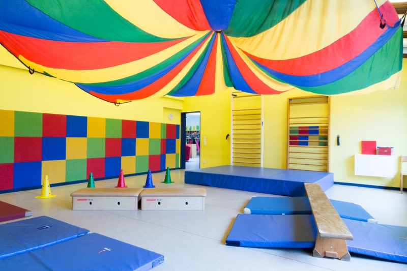 Sporthalle - Hier können sich die Kinder mit verschiedenen Materialien Bewegen. 