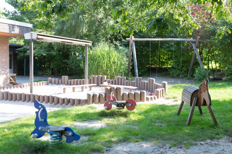 Zwergengarten - Hier stehen die Bewegung und das Spiel im Freien auf dem Programm. Es gibt einen Sandkasten, Schaukeln, eine Vogelnestschaukel, ein Spielhäuschen, einen Kletterturm und vieles