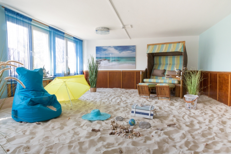 Sand-Raum in wohltuender und entspannender Atmosphäre. Die begehbare Sandfläche, Strandkorb, Muscheln, Trichter, Siebe, Sandmühlen und Kellen laden zum Spiel ein.