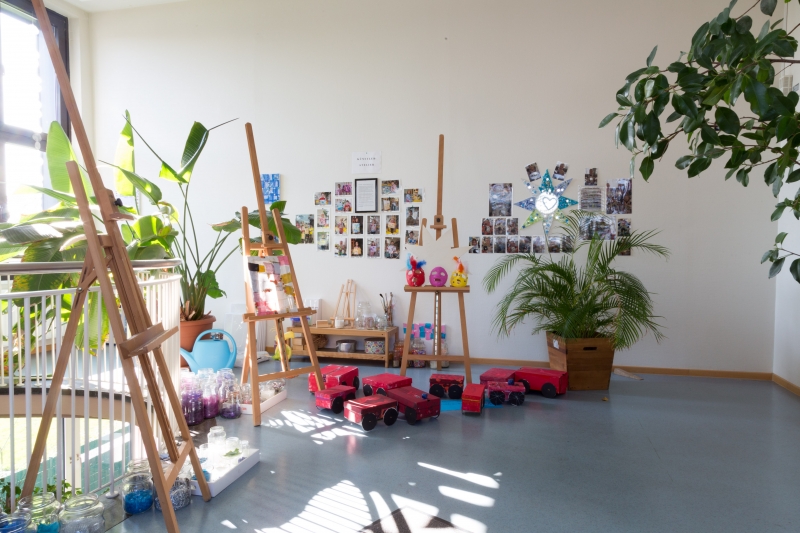 Atelier für "Kleine Künstler" mit Staffeleien, Farben, Pinsel, Stoffe, Wolle und anderem Kreativmaterial