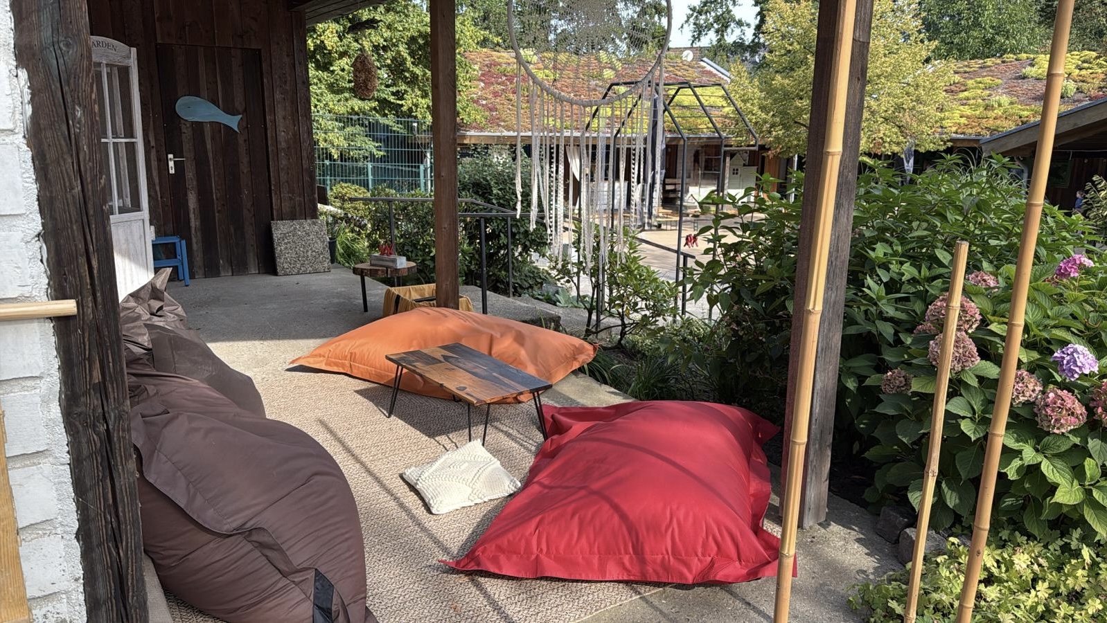 Hier können sich während wir mit den Kindern im Innenhof spielen, in den Sommermonaten, eine kleine Gruppe von  Kinder zurückziehen.